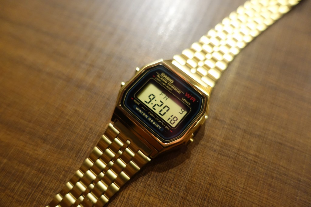 金色のチープカシオ買いました。レトロな腕時計にラグジュアリーな雰囲気を。 | WEARNOTE
